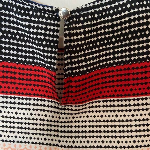 Top designed  by Vince Camuto. Soft silk like easy care fabric. Wear it,love it! - Picture 5 of 11